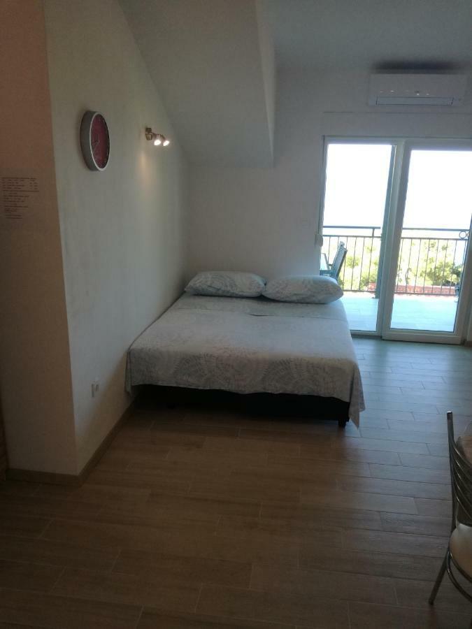 Berti Sveta Nedelja (Hvar)