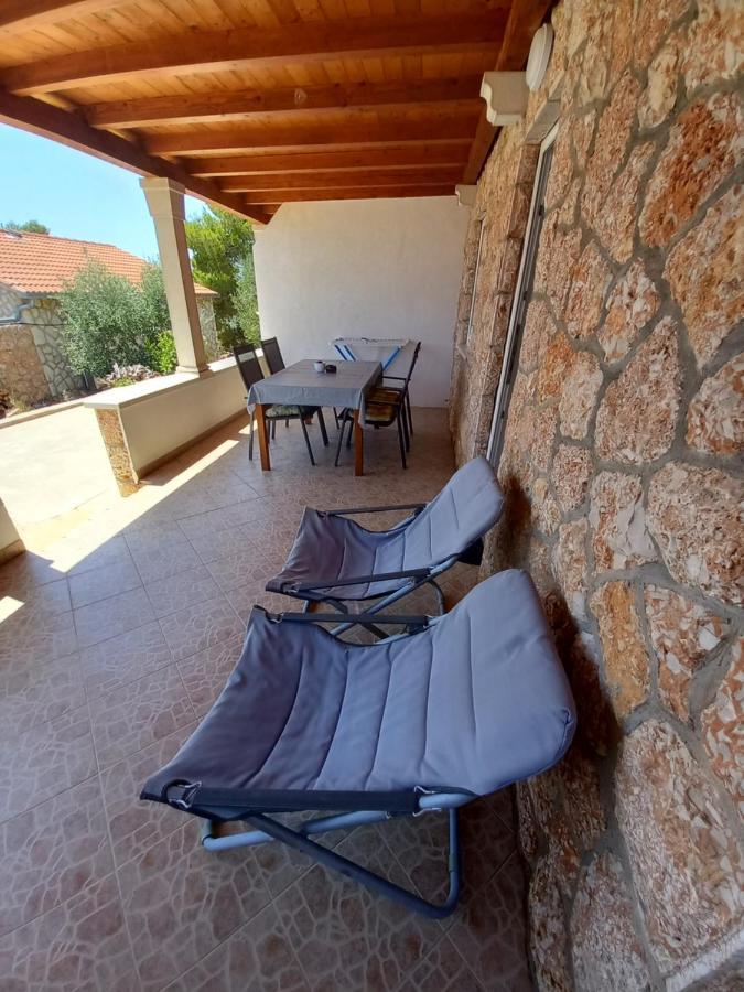 Berti Sveta Nedelja (Hvar)