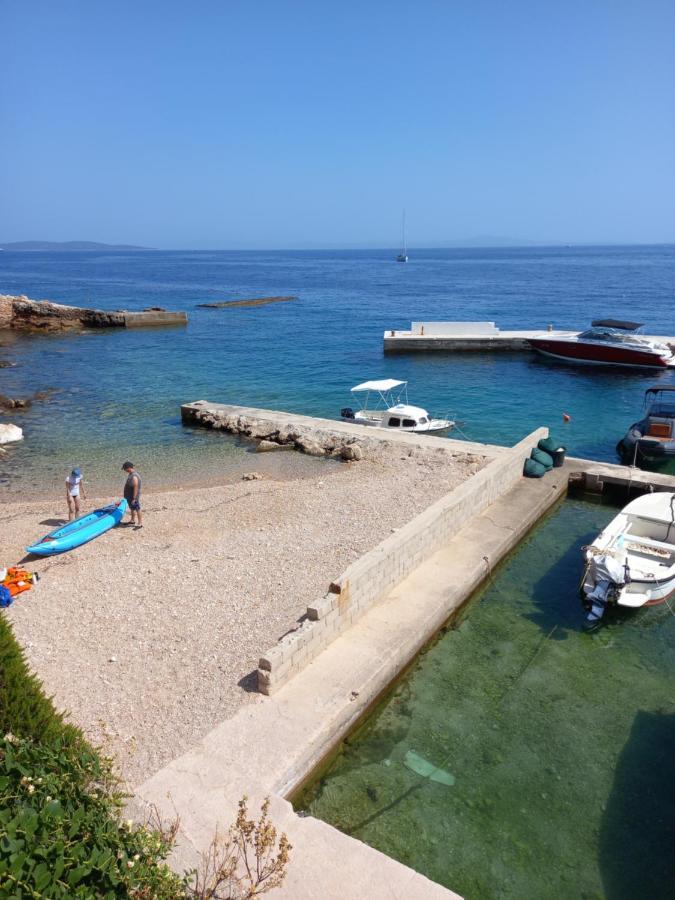 Berti Sveta Nedelja (Hvar)